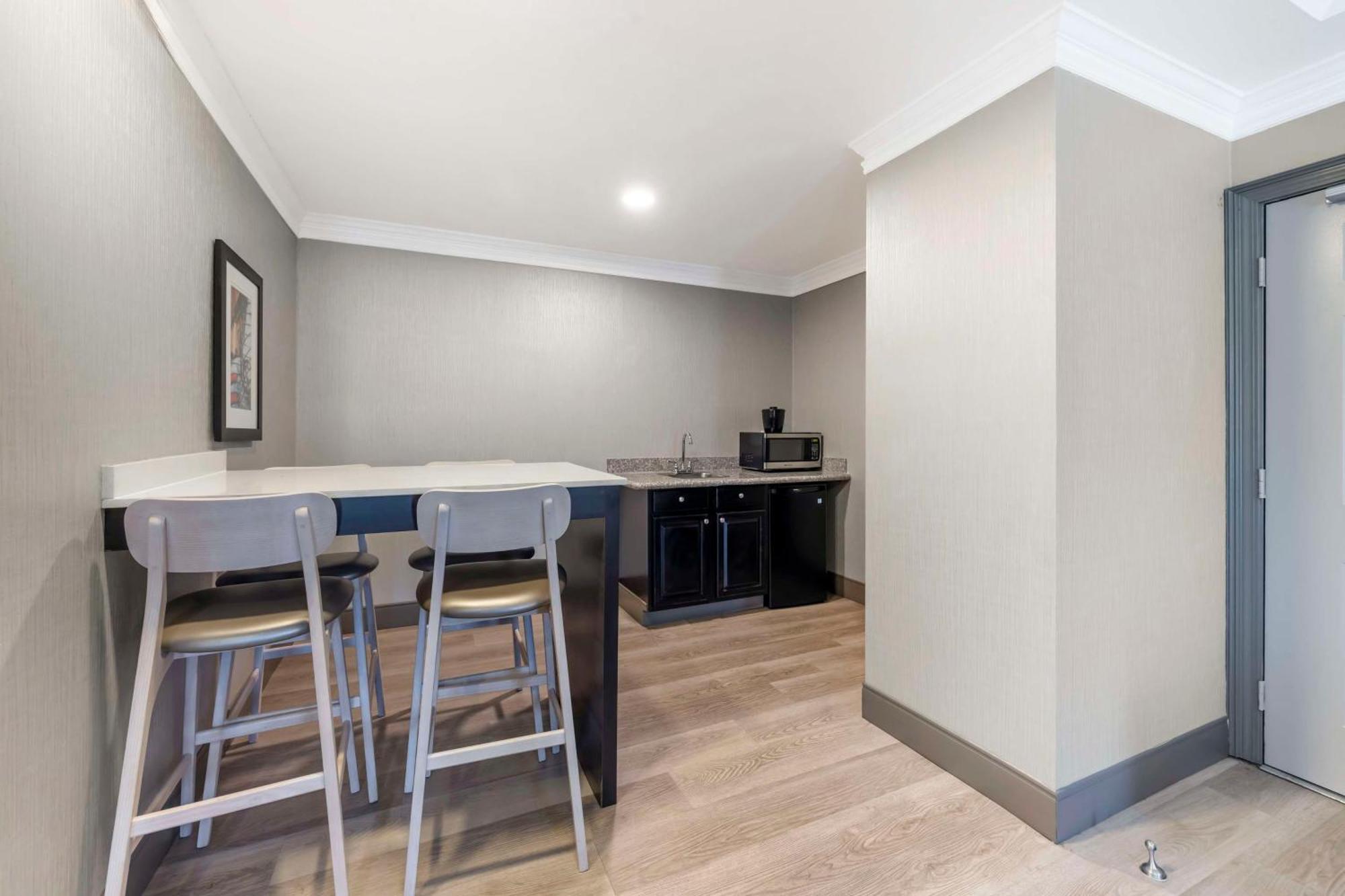 Best Western Brentwood Bagian luar foto